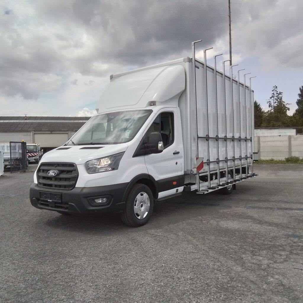 Utilitaire Ford avec caisse sur mesure et porte-verre sur le flanc gauche