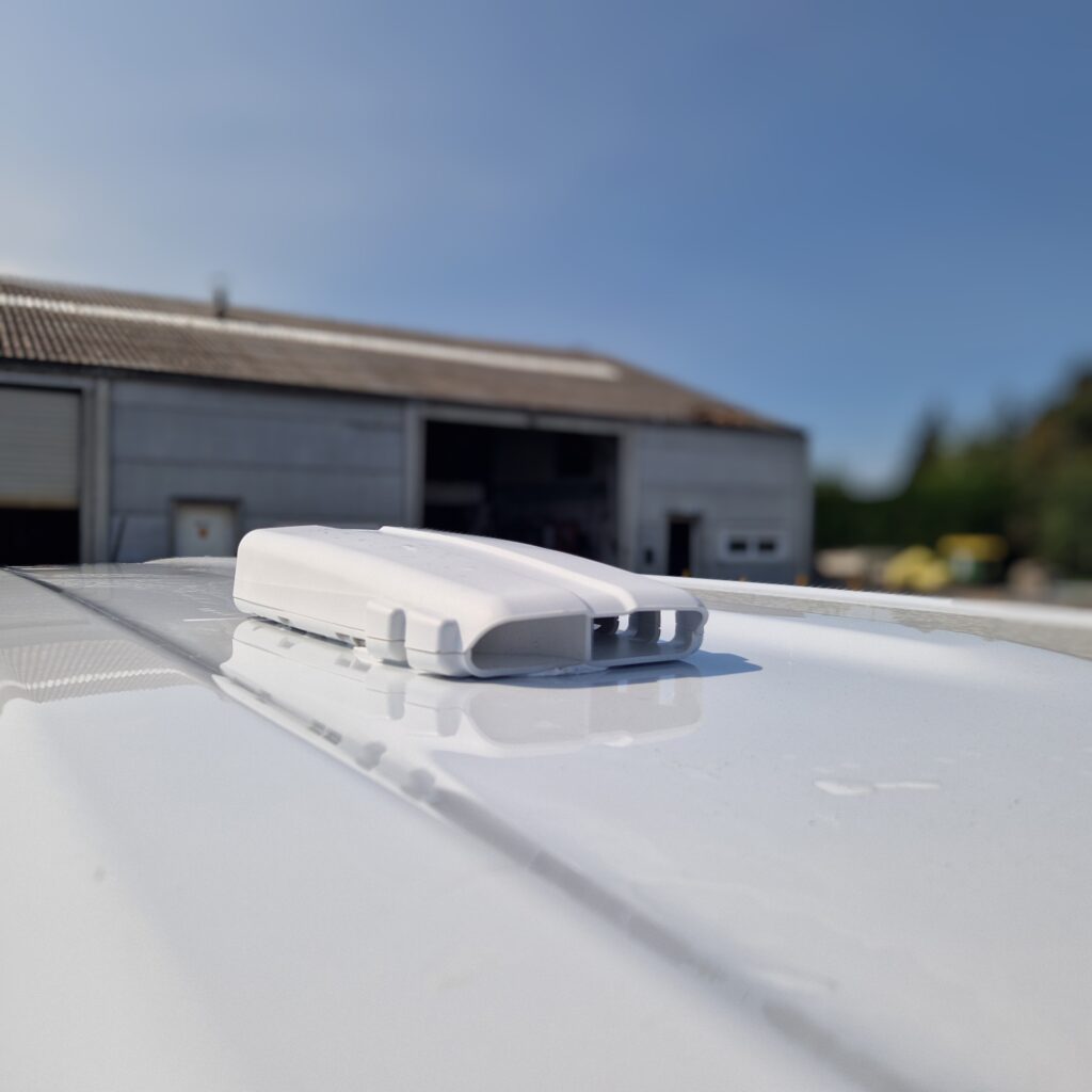 Installation d’un aérateur de toit électronique sur utilitaire pour améliorer la ventilation et la sécurité