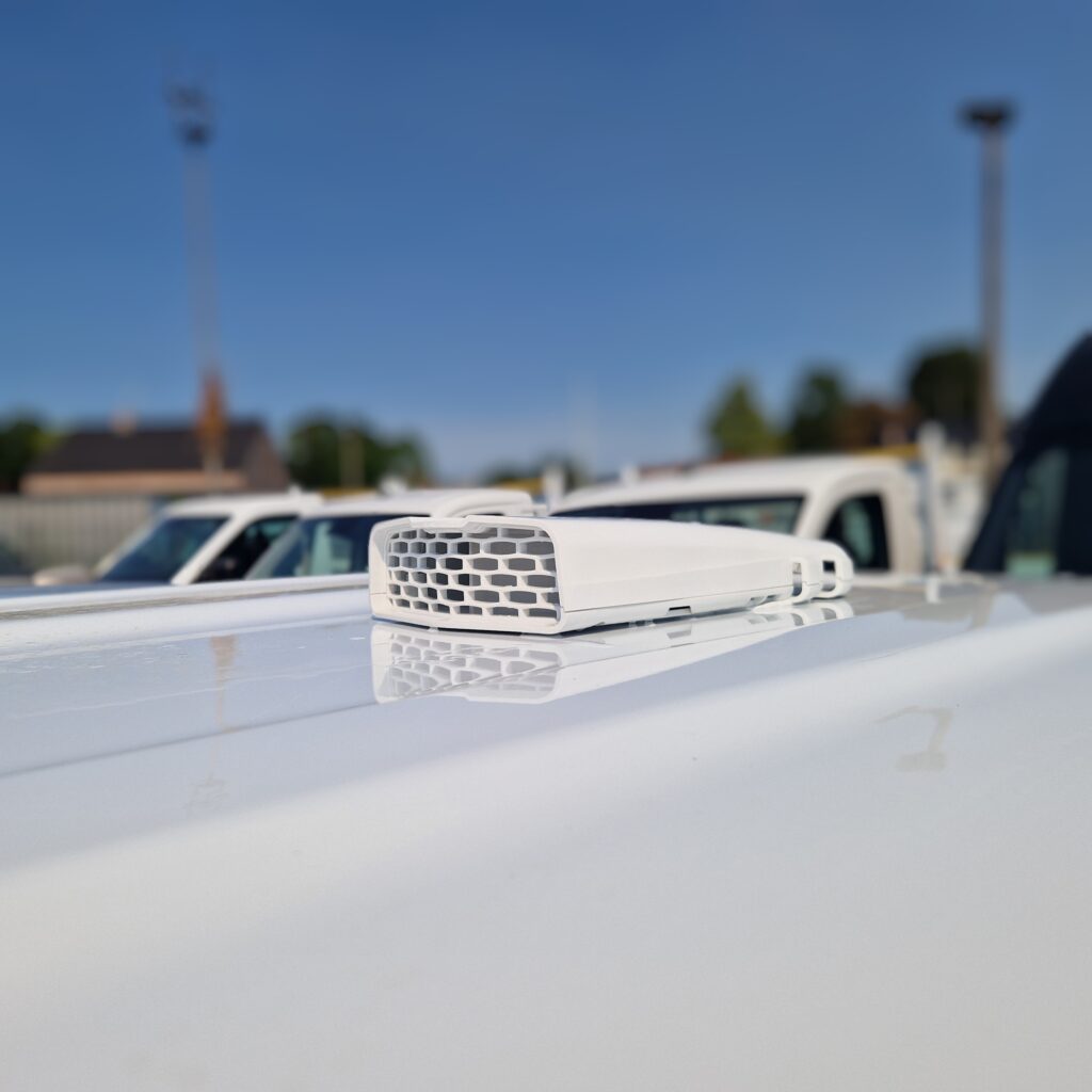 Installation d’un aérateur de toit électronique sur utilitaire pour améliorer la ventilation et la sécurité