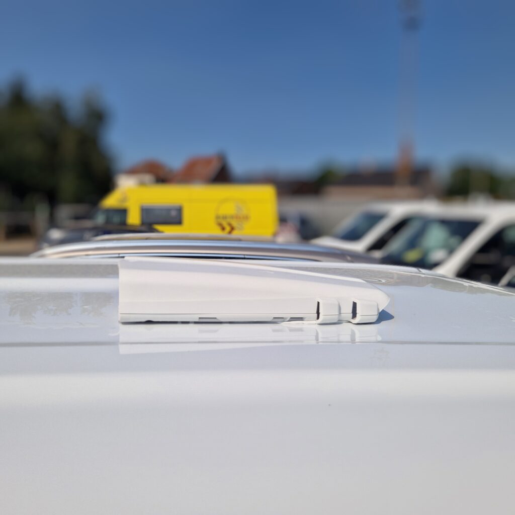 Installation d’un aérateur de toit électronique sur utilitaire pour améliorer la ventilation et la sécurité