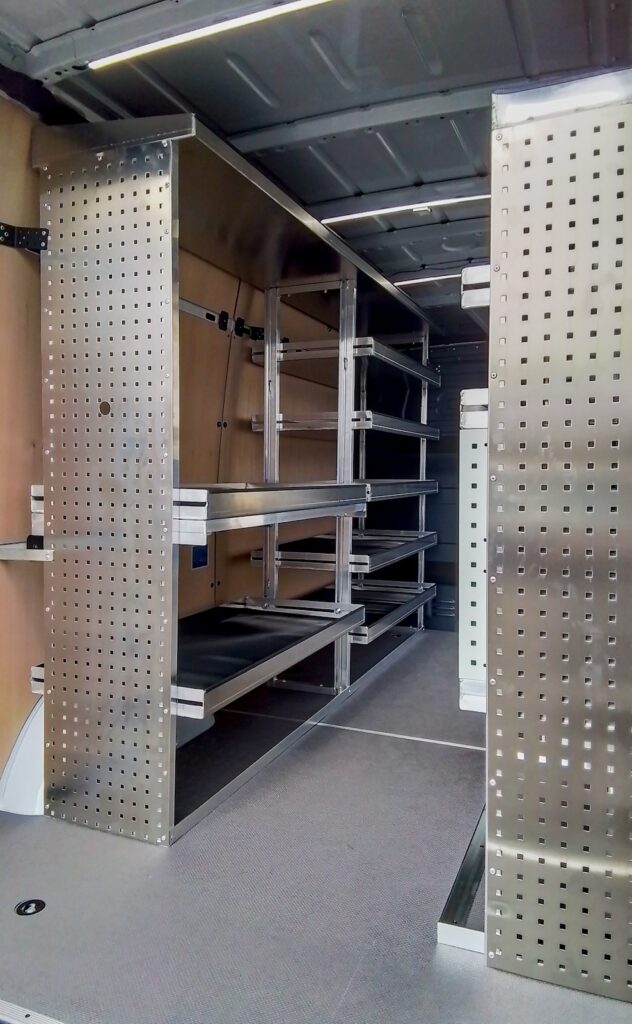 Aménagement intérieur Sprinter L2H2 – étagères aluminium réglables