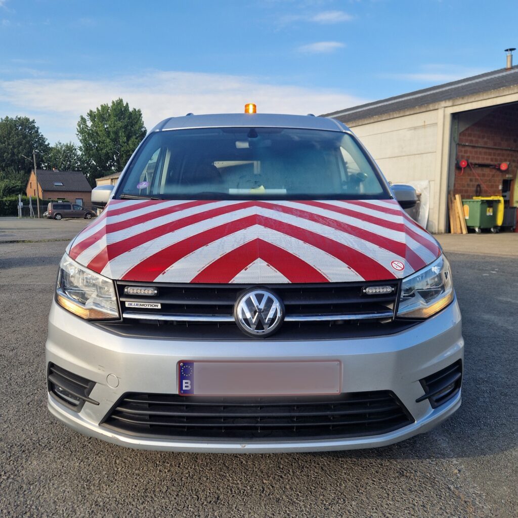 VW Caddy – striage classe 2 sur capot et feux flash en calandre