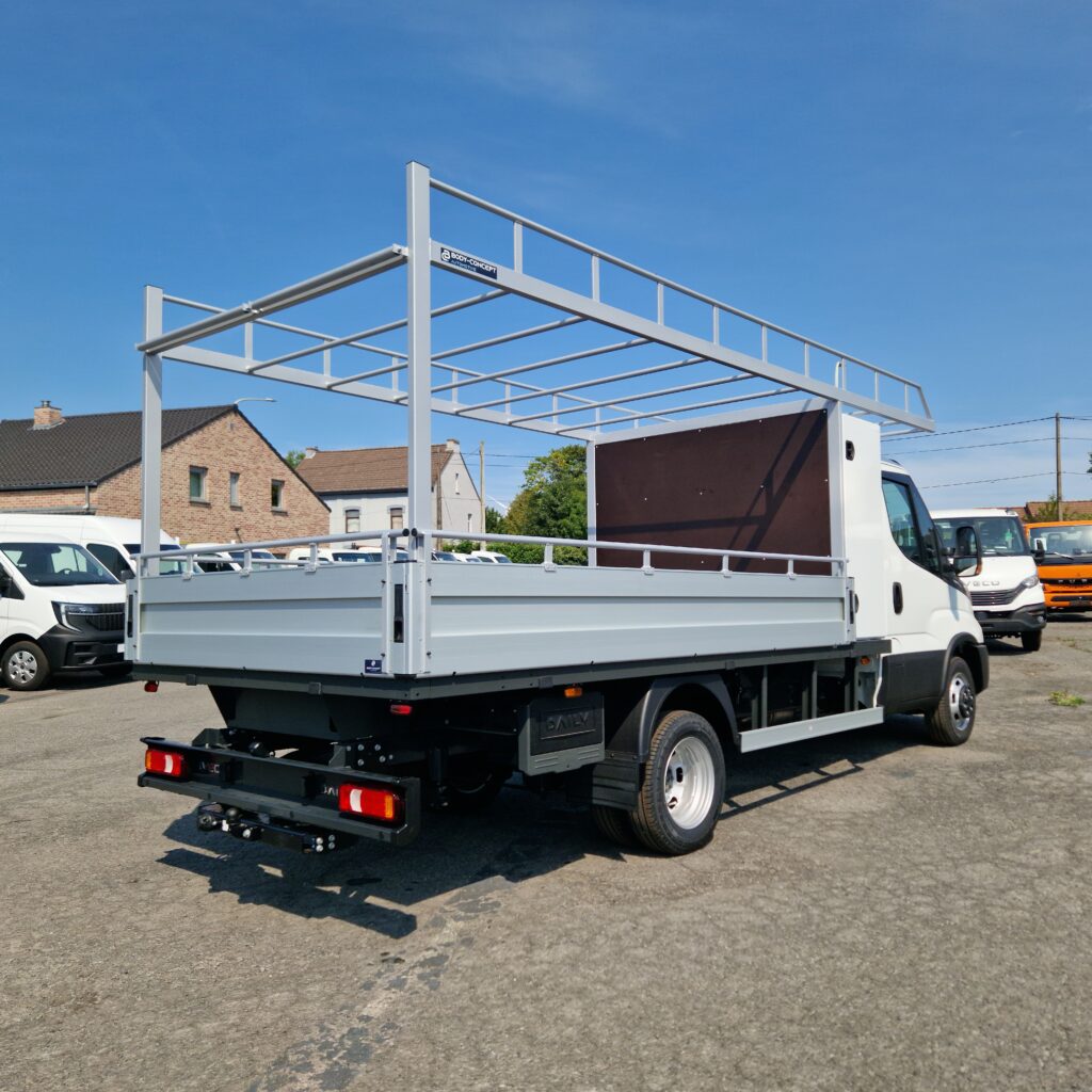 Vue arrière de la galerie et des ridelles adaptées