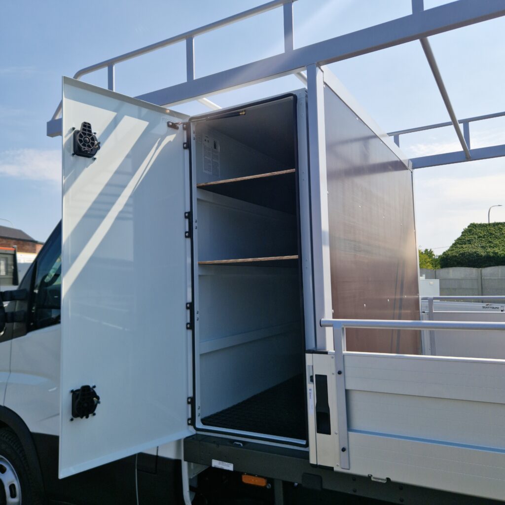 Coffre latéral aménagé avec étagères intégrées