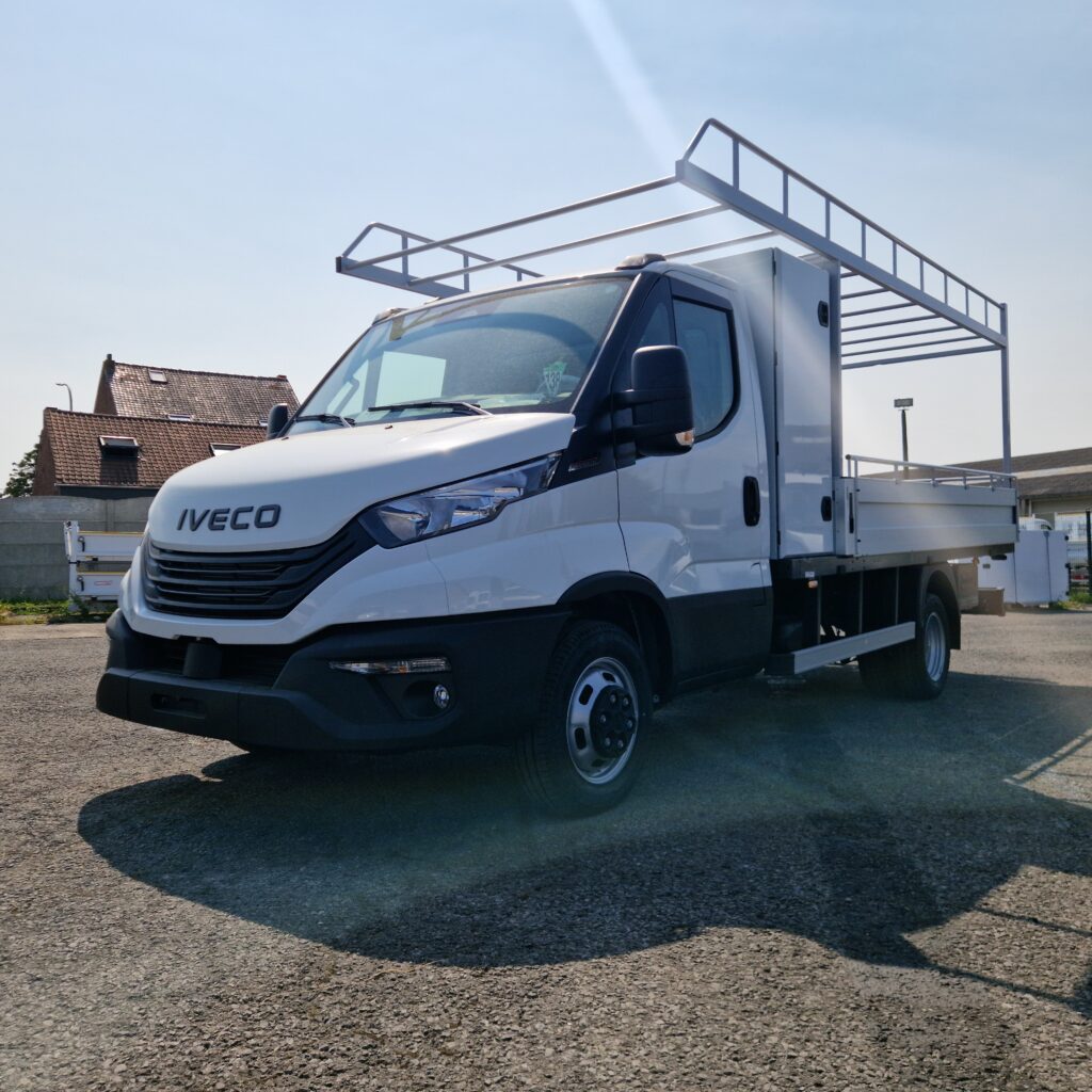 Aménagement Iveco Daily pour couvreur avec galerie de toit sur mesure