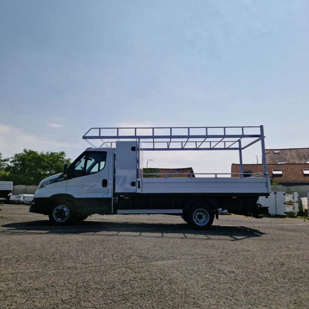 Profil de l’Iveco Daily avec structure de galerie couvrant le plateau