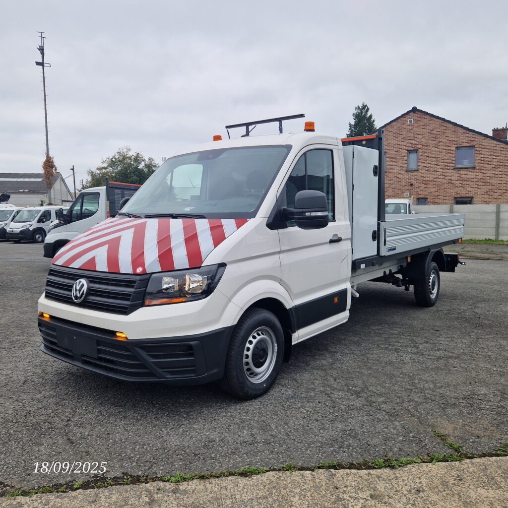 Gyrophare orange et flèche lumineuse directionnelle sur cabine VW Crafter