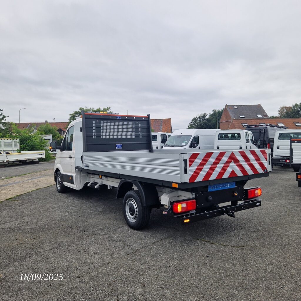 Coffre boulonné sur plateau fixe arrière VW Crafter