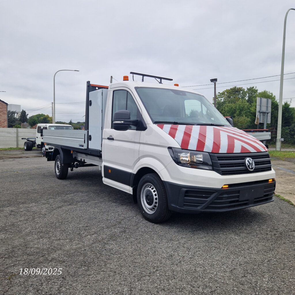 VW Crafter avec plateau fixe et striage rouge/blanc avant