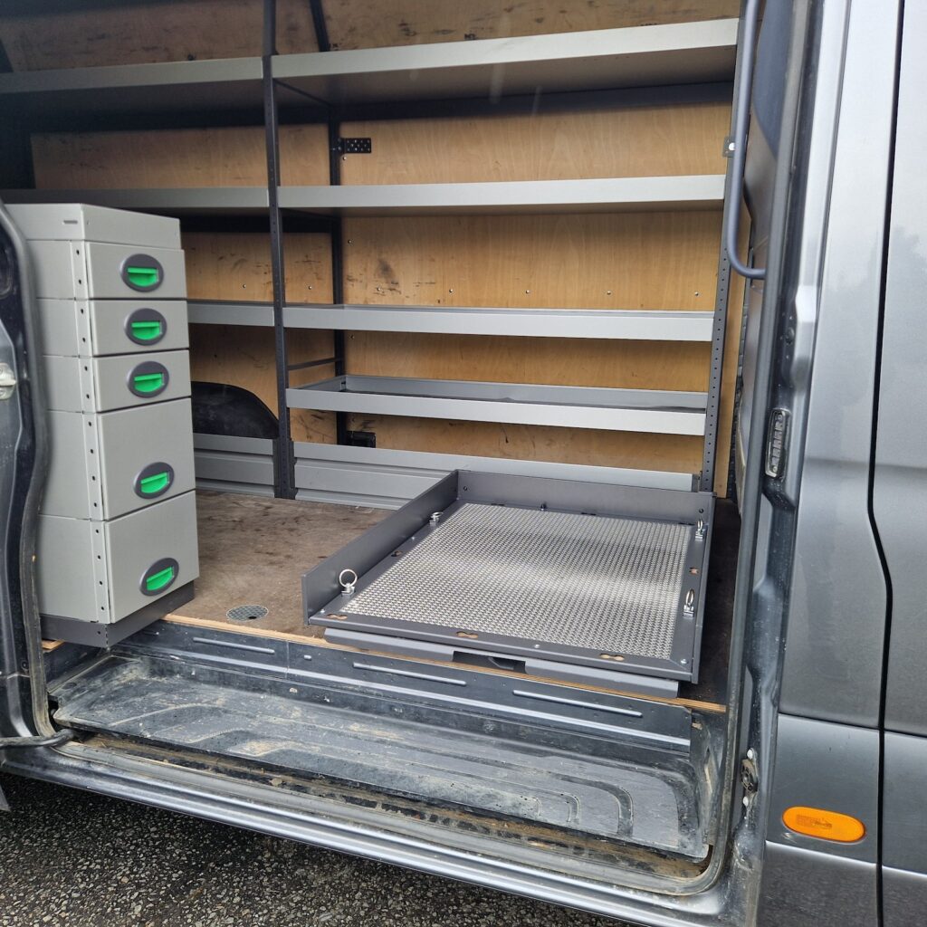 Plateau coulissant 300 kg à extraction totale dans la zone latérale du Sprinter