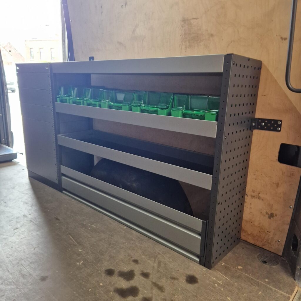 Étagères System Edström avec bacs fermés côté droit du véhicule