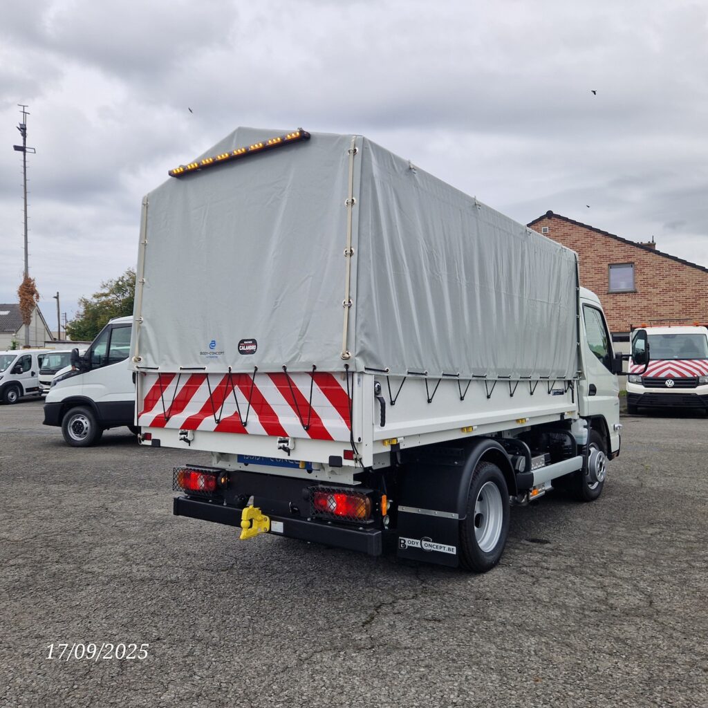 fuso-canter-benne-bache-arriere-fleche-lumineuse
