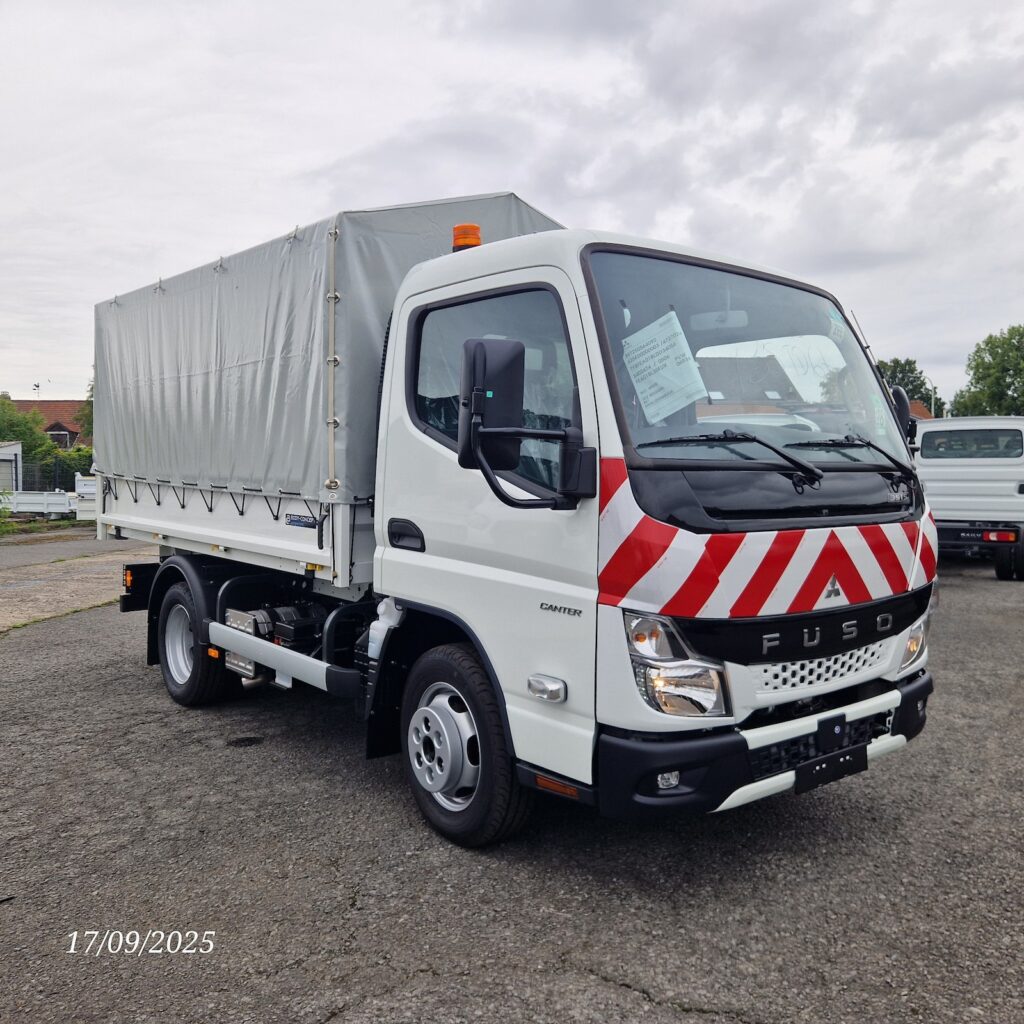 Fuso Canter simple cabine 2500 mm – benne bâchée, vue avant droit.