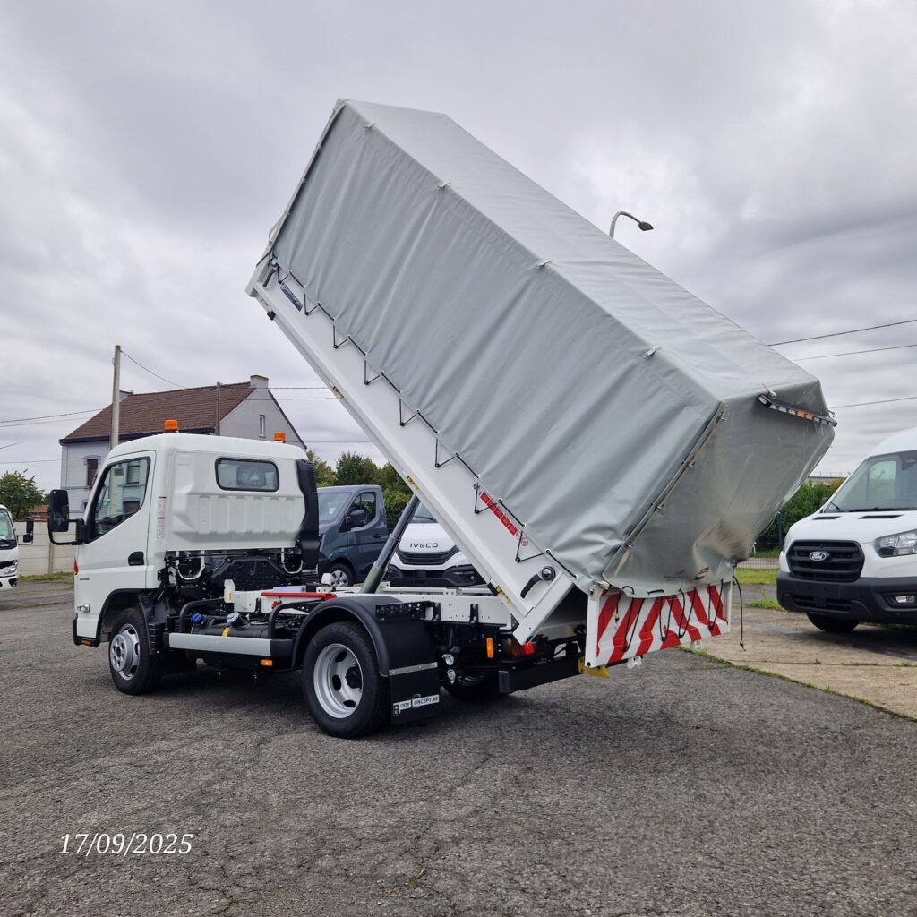 Benne levée – détail de l’armature bâche aluminium sur Fuso Canter.