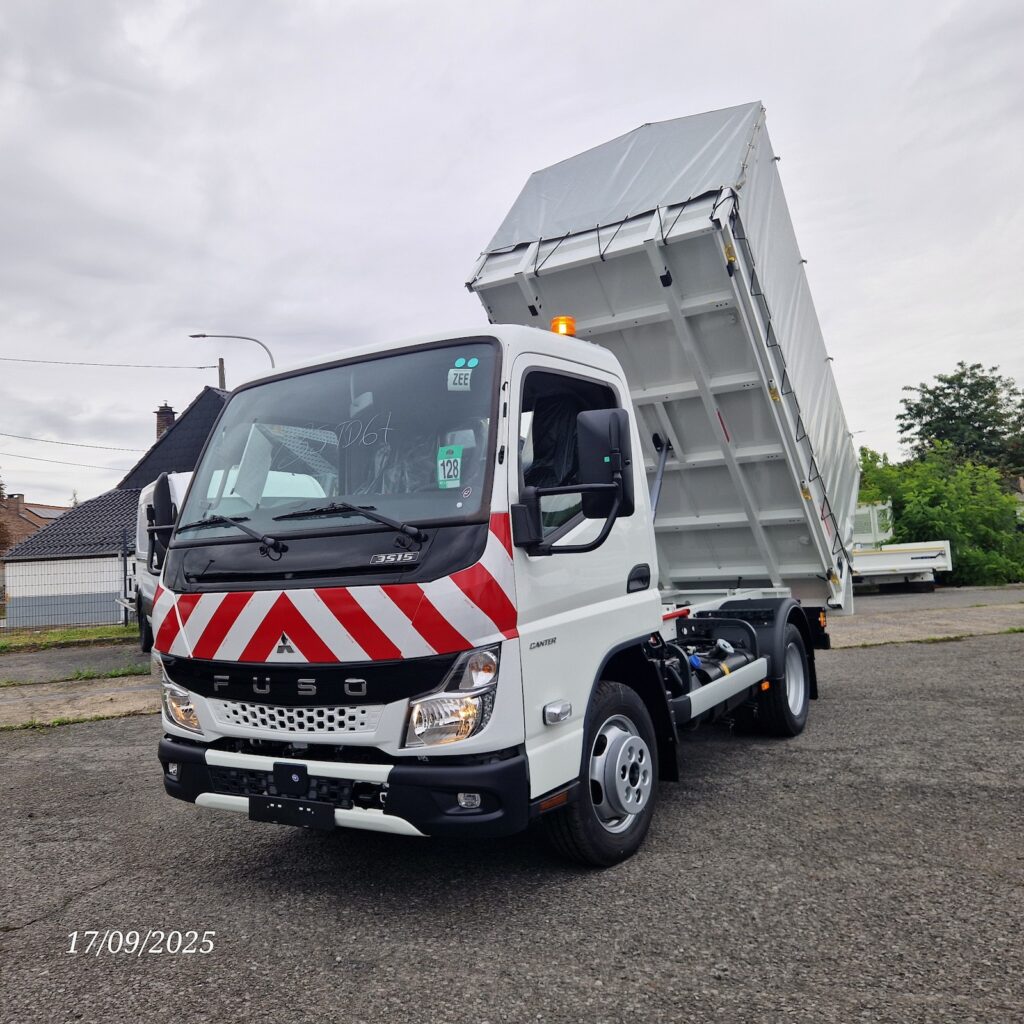 Benne basculante levée sur Fuso Canter – vue avant, bâche sur armature aluminium.
