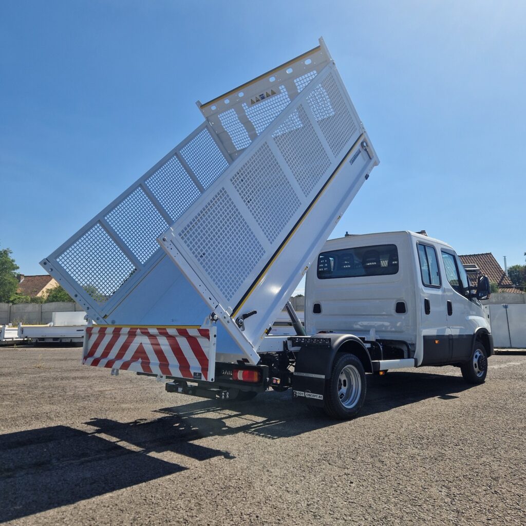 Benne basculante relevée – vue arrière, striage et panneaux grillagés.