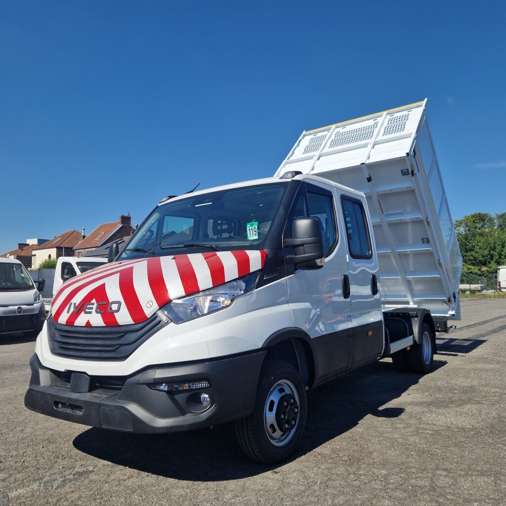 Benne basculante relevée – vue avant, rehausses grillagées.