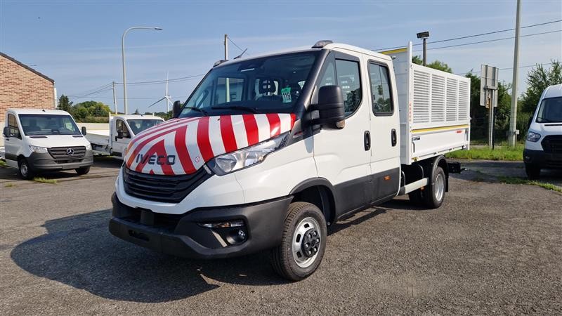 Iveco Daily Double Cabine avec benne basculante et rehausses grillagées – vue 3/4 avant, striage rouge/blanc.