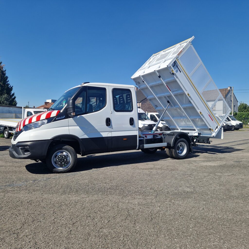 Vue latérale benne relevée de l’Iveco Daily double cabine avec rehausses grillagées.