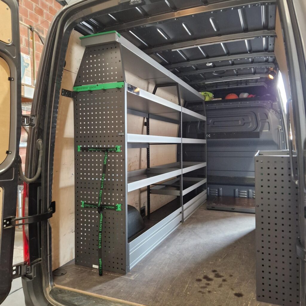 Vue arrière : parois perforées et longues étagères System Edström