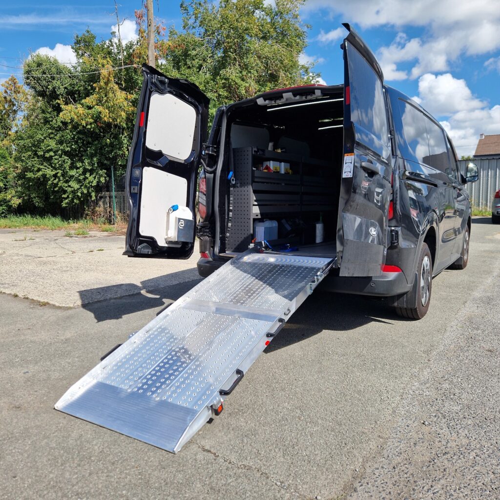 Vue d’ensemble du déploiement de la rampe pivotante.