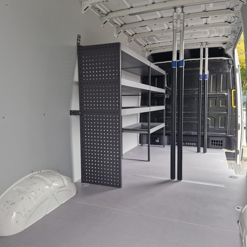 Vue générale de l'aménagement intérieur System Edström dans un Crafter avec étagères, rangements, panneaux perforés et plancher antidérapant