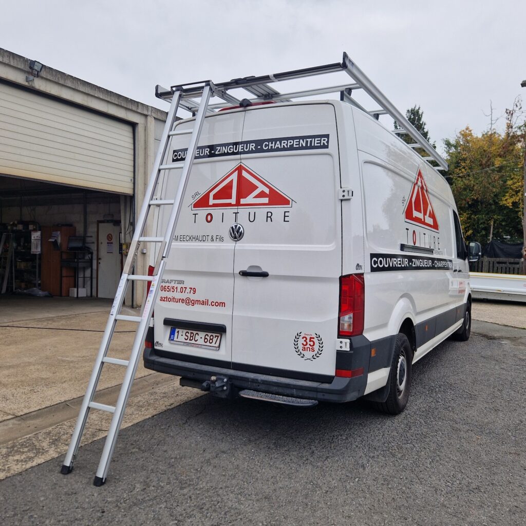 Vue arrière d'un Volkswagen Crafter blanc équipé d'une galerie de toit en aluminium avec échelle coulissante intégrée déployée, marquage AZ Toiture visible