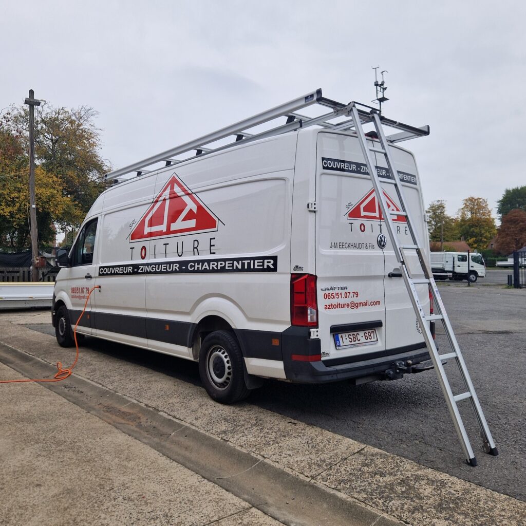 Volkswagen Crafter avec galerie de toit en aluminium, échelle coulissante intégrée et câble de recharge orange visible