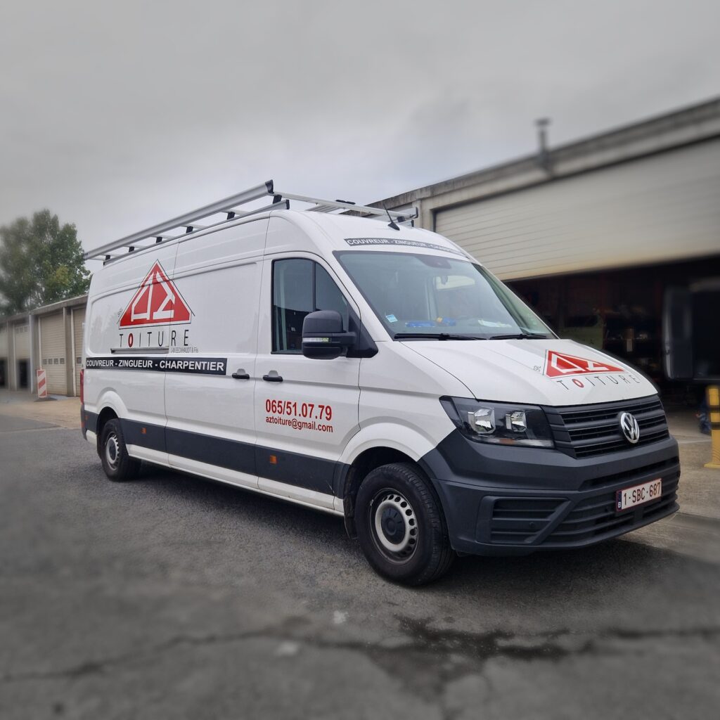 Vue de face d'un Volkswagen Crafter blanc avec galerie de toit complète et marquage AZ Toiture, 35 ans d'expérience visible