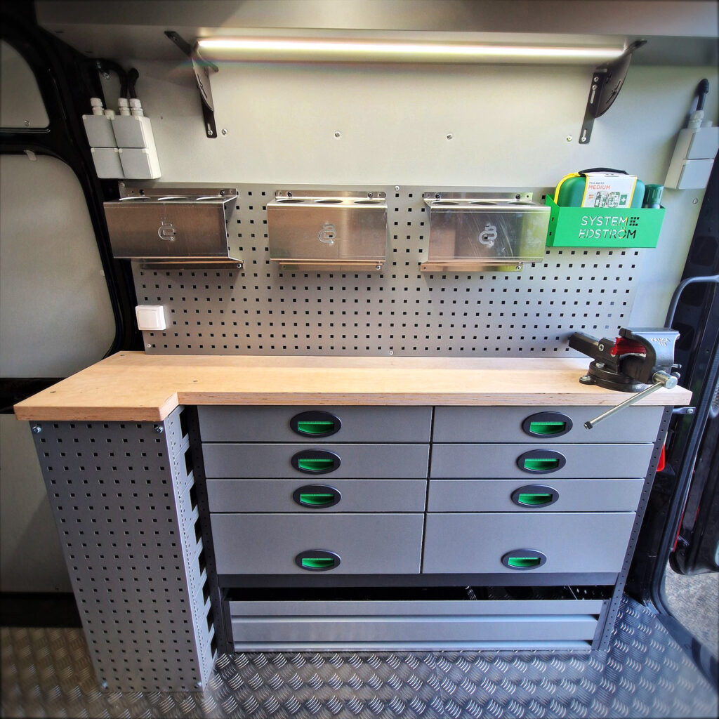 Établi de travail équipé d’un étau dans le Mercedes Sprinter