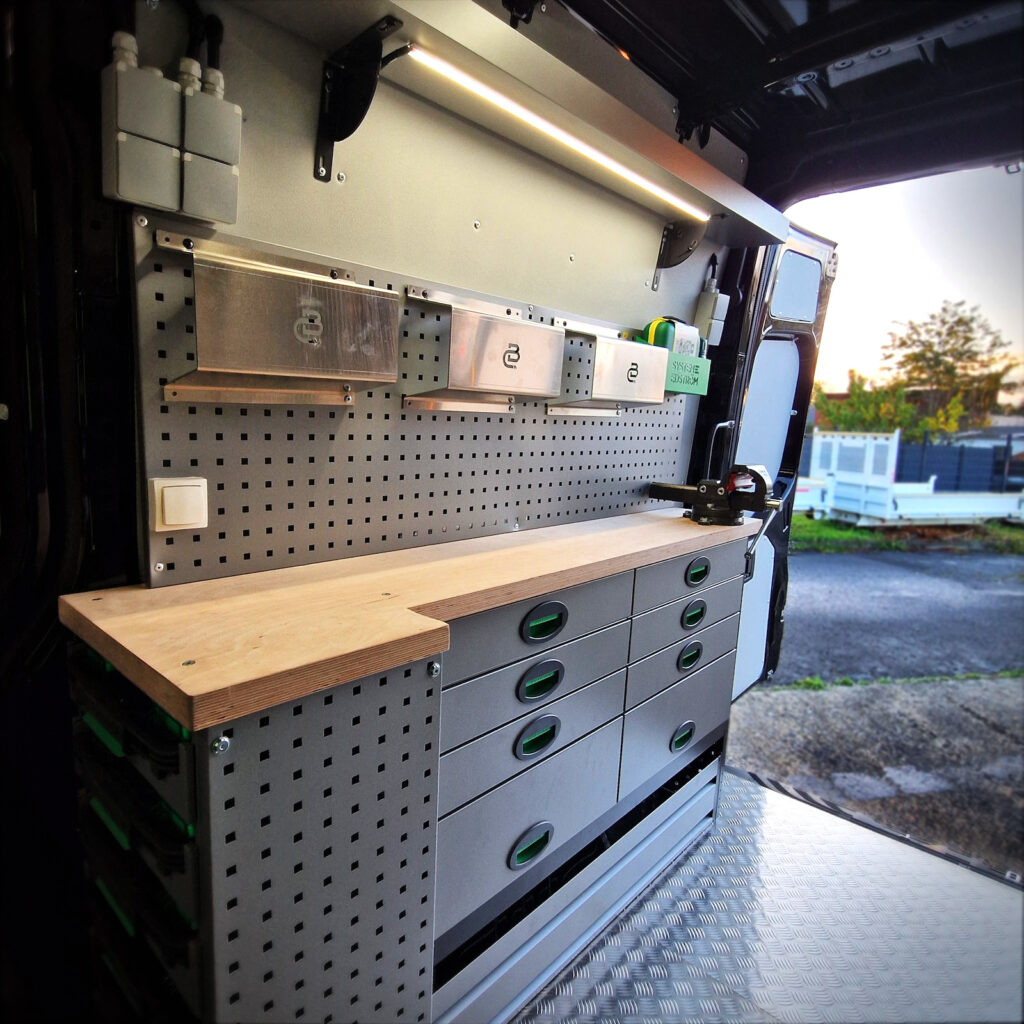 Vue latérale sur l’établi et les modules de rangement