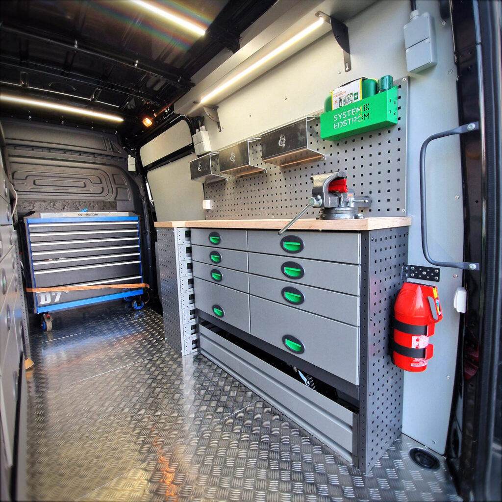 Intérieur droit du véhicule aménagé