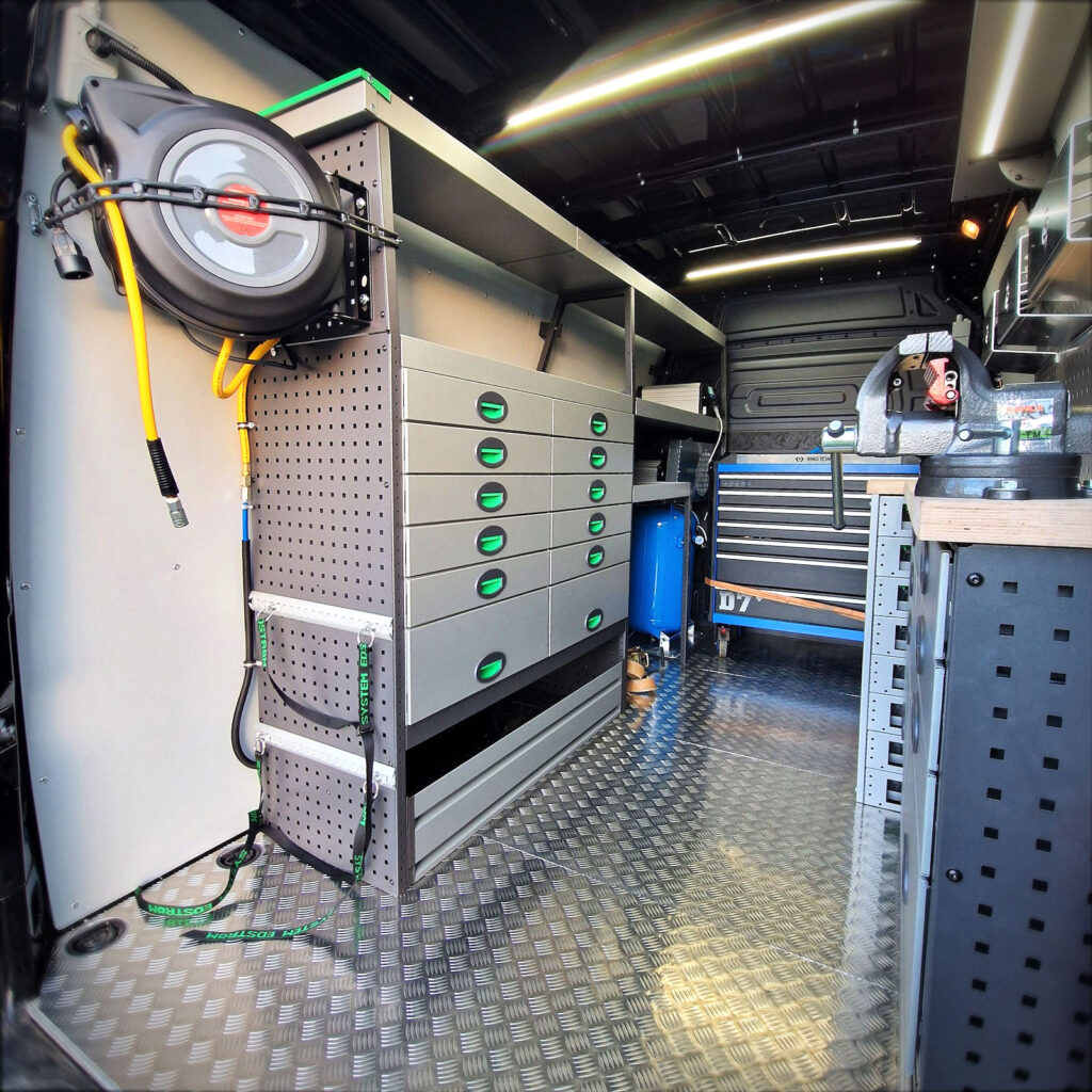 Intérieur gauche du véhicule aménagé