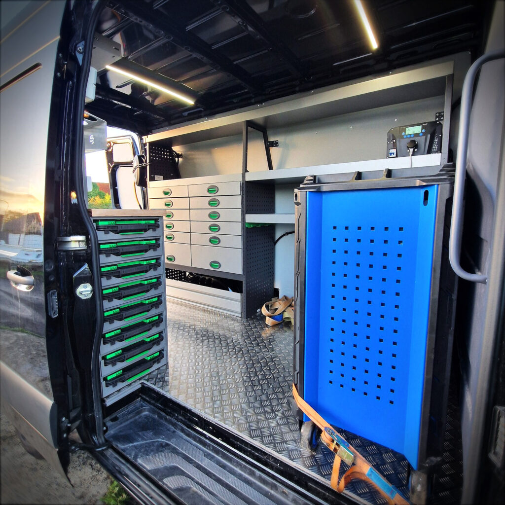 Vue intérieure latérale du Mercedes aménagé