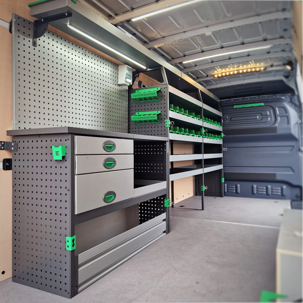 Intérieur du Sprinter L3H2 montrant l'établi blanc avec tiroirs et panneaux perforés verts