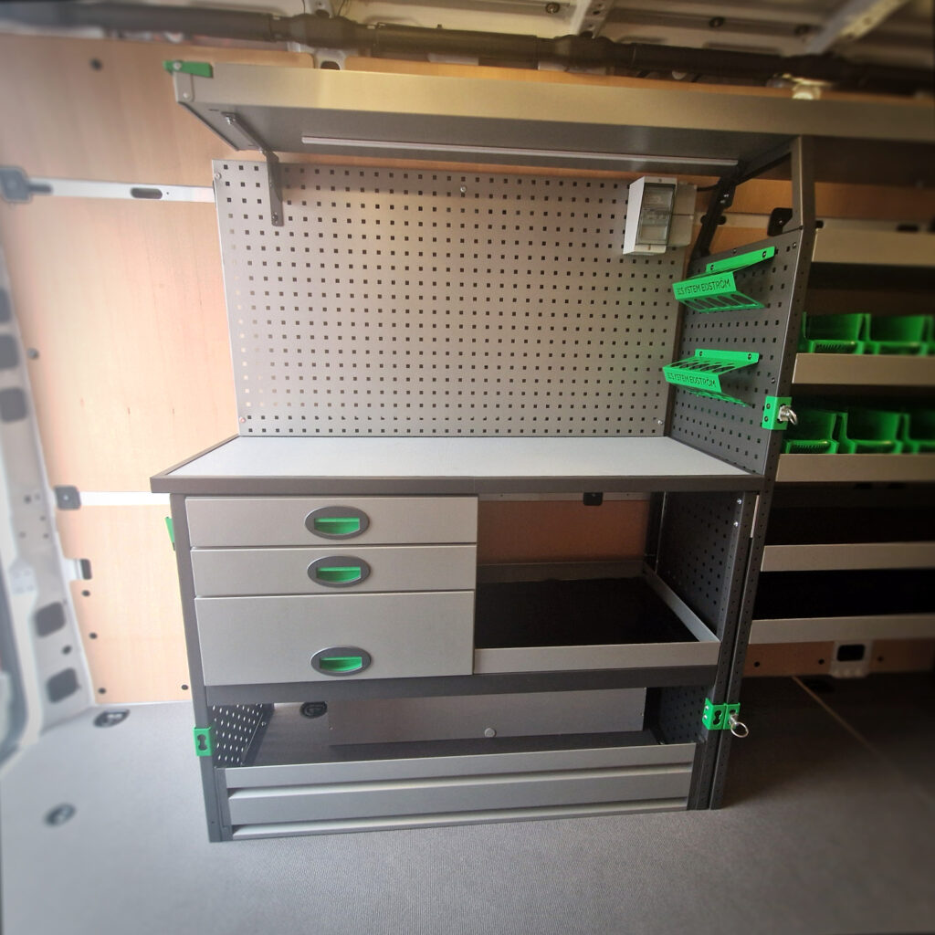 Détail de l'établi System Edström avec trois tiroirs blancs et plateau de travail