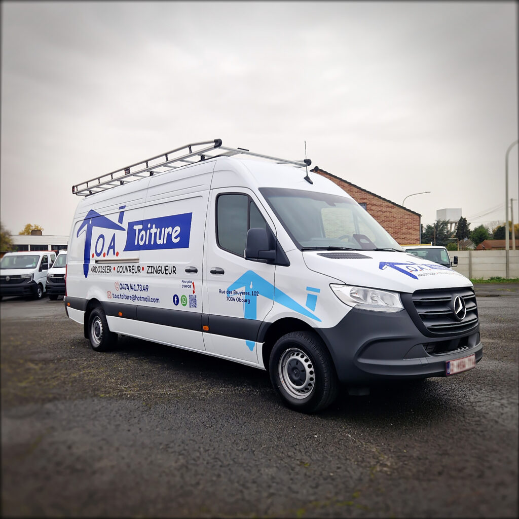 Sprinter Mercedes blanc marqué TOA Technics avec logo et galerie de toit