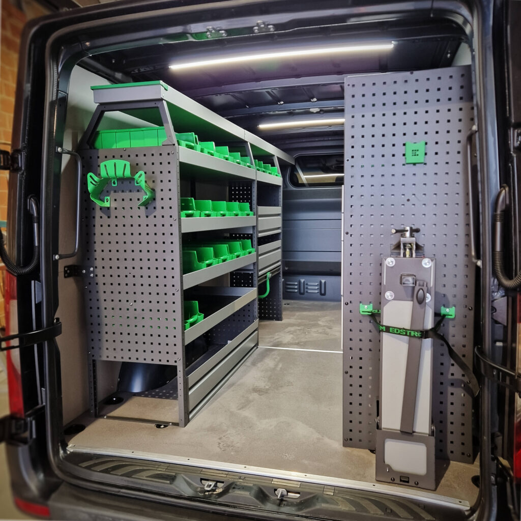 Vue arrière d’un utilitaire avec aménagement System Edström et rangements