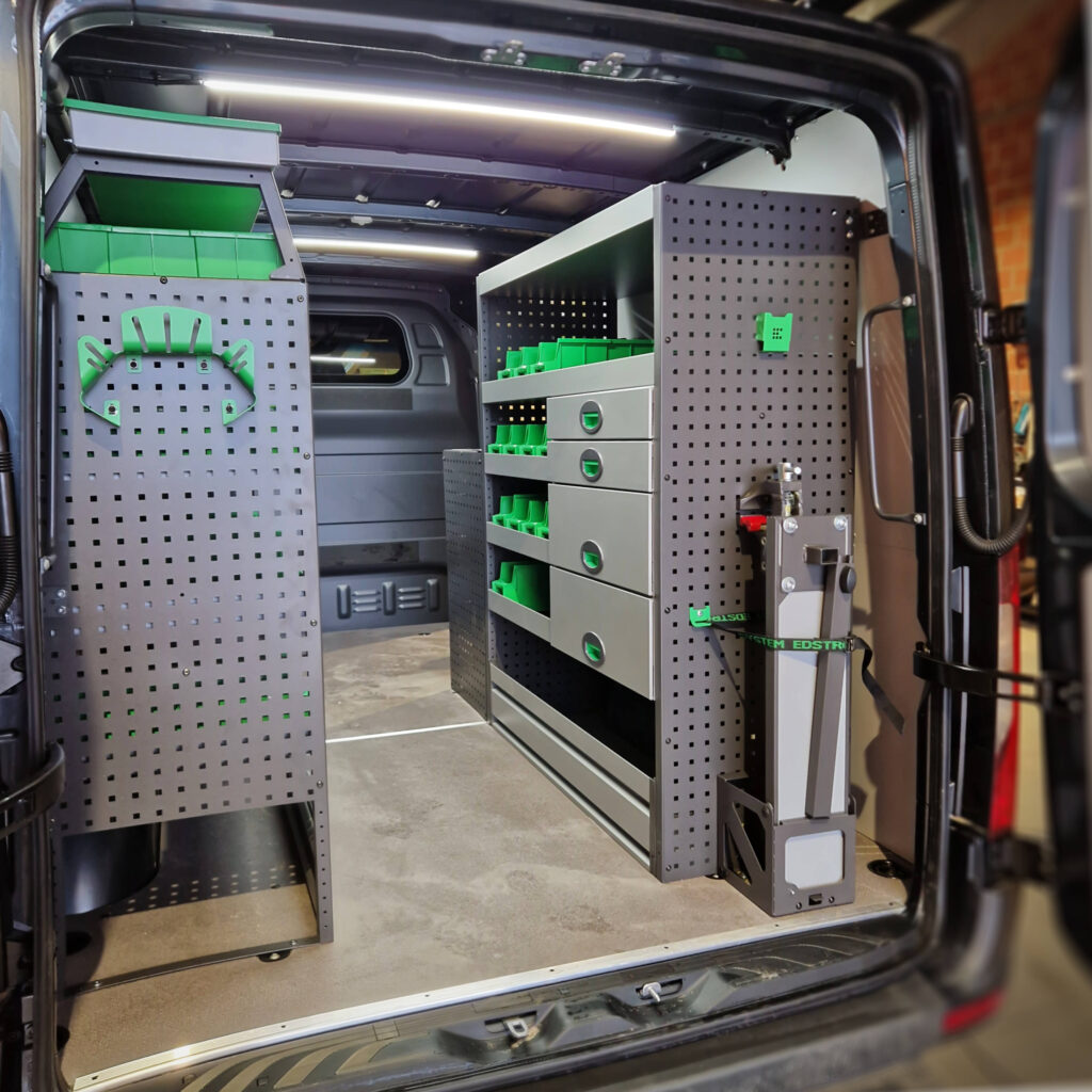 Intérieur d’utilitaire avec rangements System Edström et bacs verts