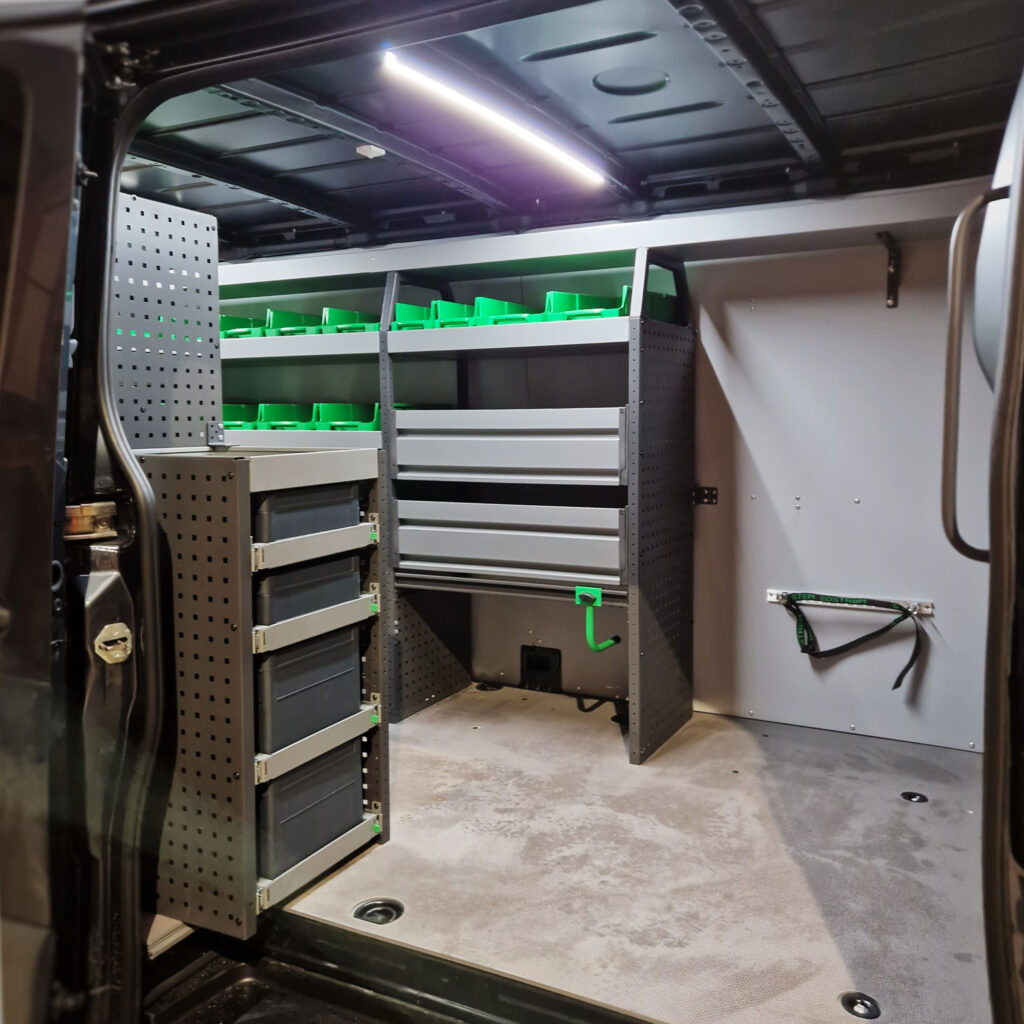 Panneau perforé et modules de rangement System Edström dans un utilitaire