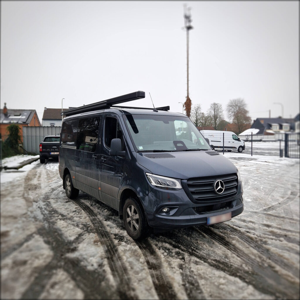 Fourgon aménagé avec galerie de toit pour transport de matériel