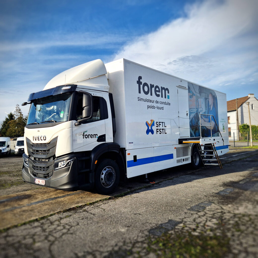 Camion IVECO S-WAY 19T du Forem avec simulateur de conduite poids lourds et accès par escalier