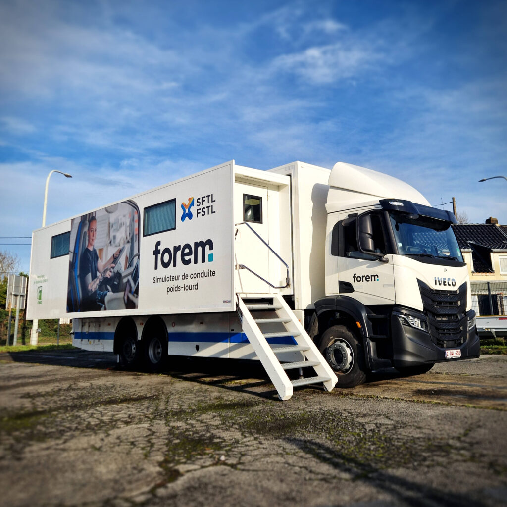 Camion simulateur de conduite poids lourds Le Forem avec extension déployée et escalier d’accès