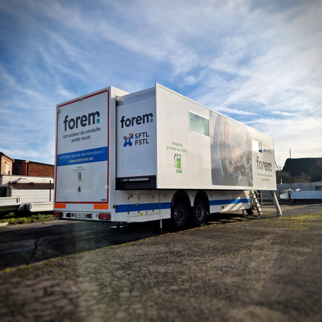 Vue arrière du camion simulateur de conduite poids lourds Le Forem avec extension déployée