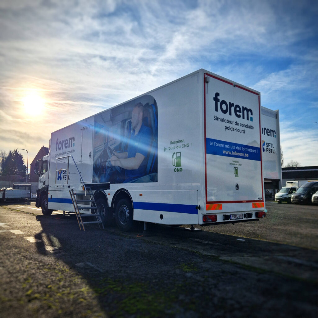 Camion Le Forem “simulateur de conduite poids lourds” vu de l’arrière, en configuration route