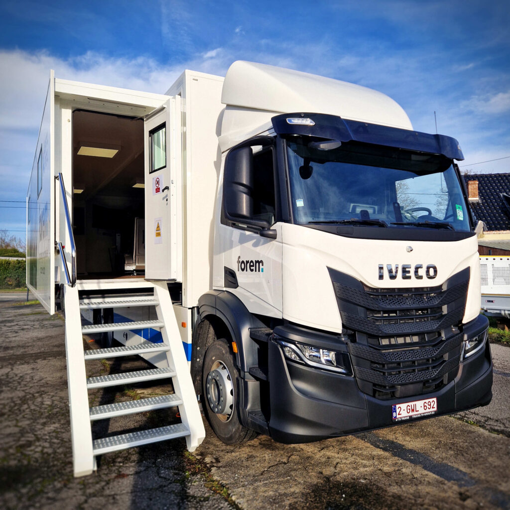 Tracteur IVECO S-WAY 19T Le Forem avec escalier d’accès à la salle de formation sur simulateur poids lourds