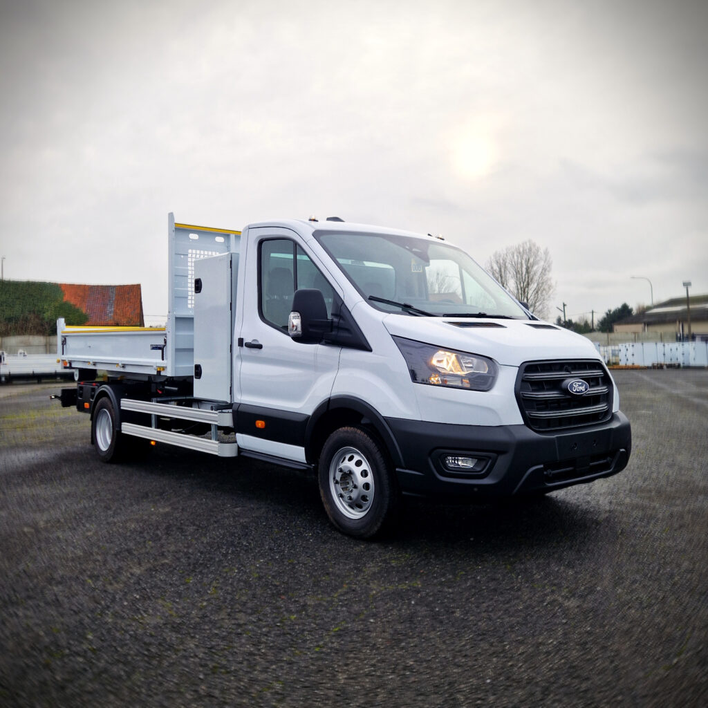 Ford Transit 5 tonnes équipé d’un bras lève-conteneur (vue 3/4 avant)