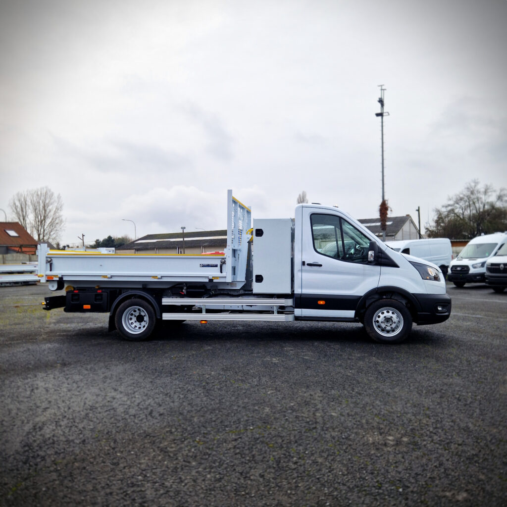 Vue de profil d’un Ford Transit 5 tonnes avec plateau et ridelles