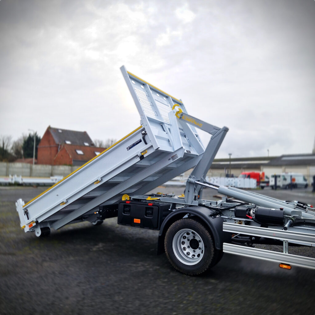 Plateau relevé sur utilitaire avec bras lève-conteneur et vérins hydrauliques