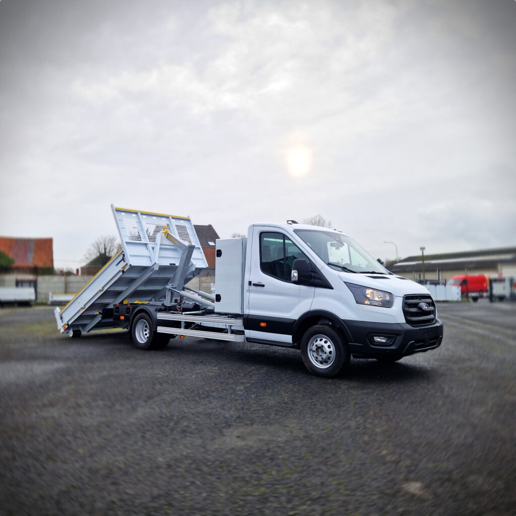 Ford Transit 5 tonnes avec plateau relevé et structure du bras lève-conteneur